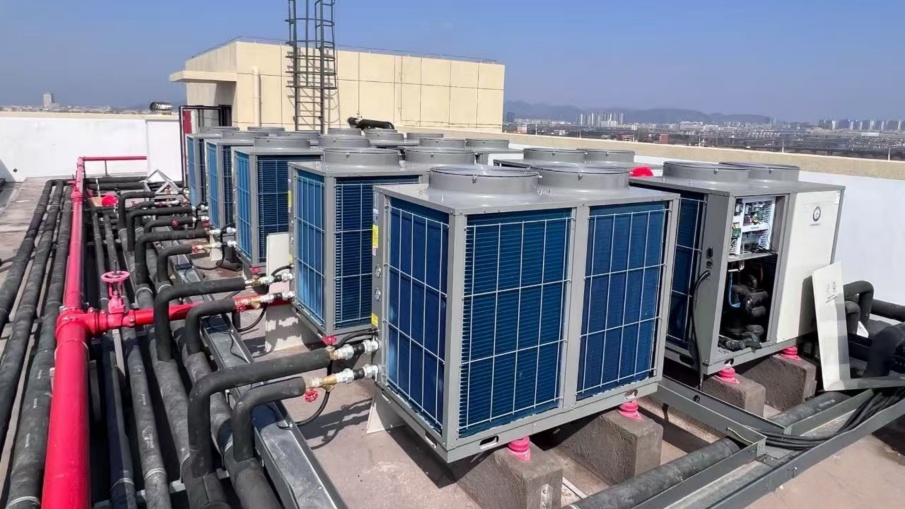 Selvbyggede fabriksbygninger er udstyret med dual-source varmepumpesystemer, der etablerer en ny model for lav-kulstof energiforsyning i parken Selvbyggede fabriksbygninger er udstyret med dual-source varmepumpesystemer, der etablerer en ny model for lav-kulstof energiforsyning i parken